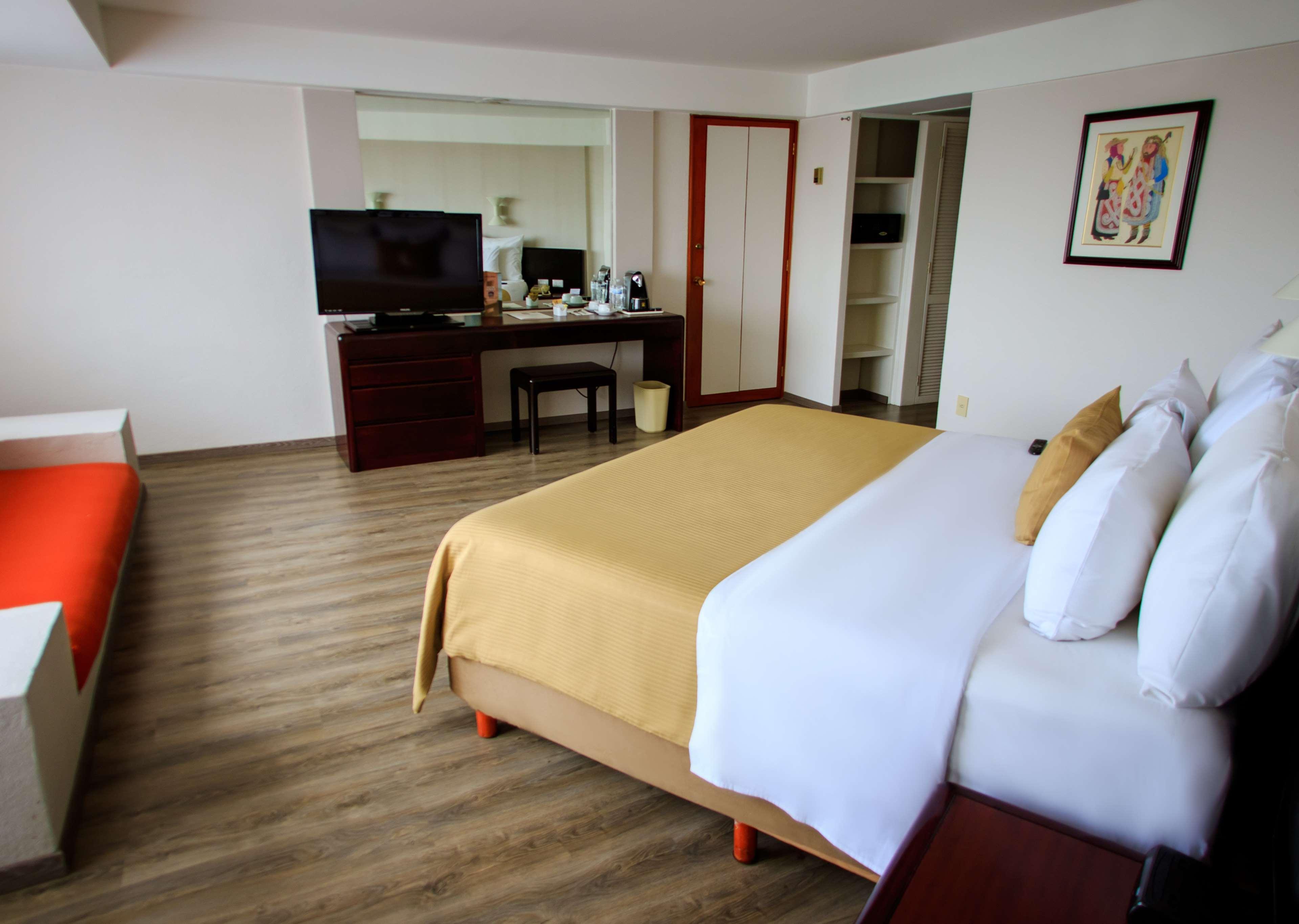Grand Cantalagua Hotel Morelia, BW Signature Collection Екстериор снимка A room at the hotel