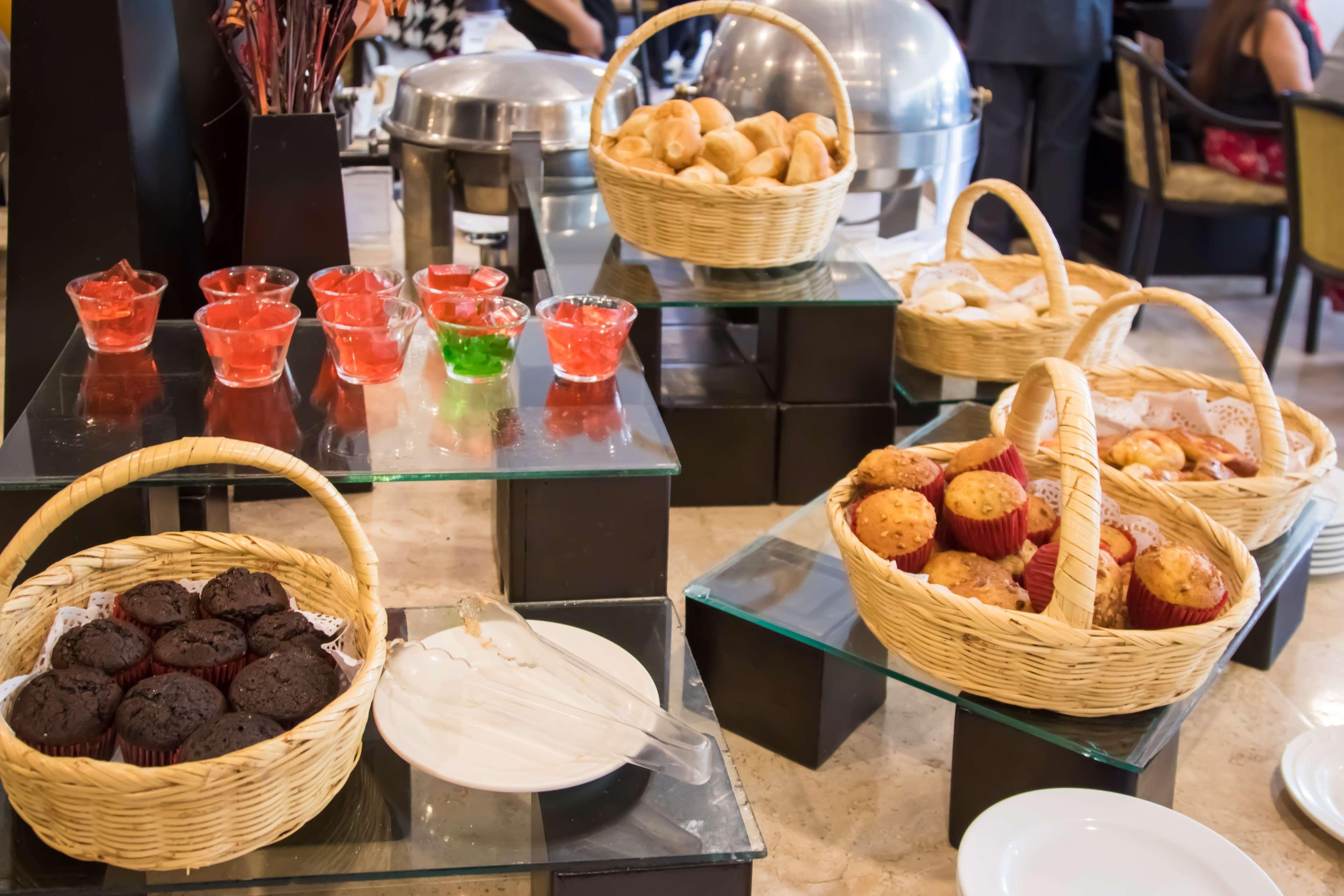 Grand Cantalagua Hotel Morelia, BW Signature Collection Екстериор снимка A dessert buffet