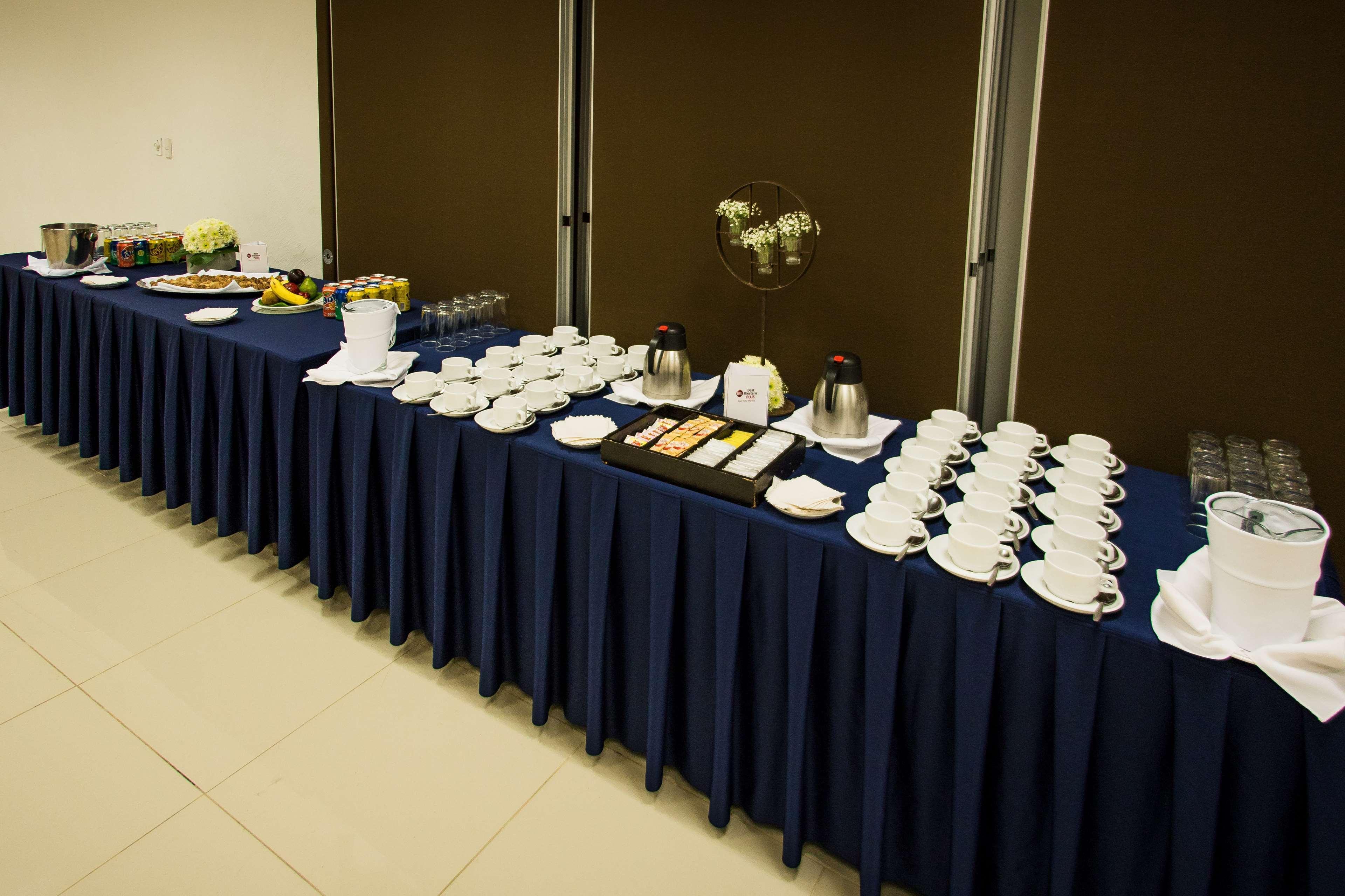 Grand Cantalagua Hotel Morelia, BW Signature Collection Екстериор снимка A buffet table