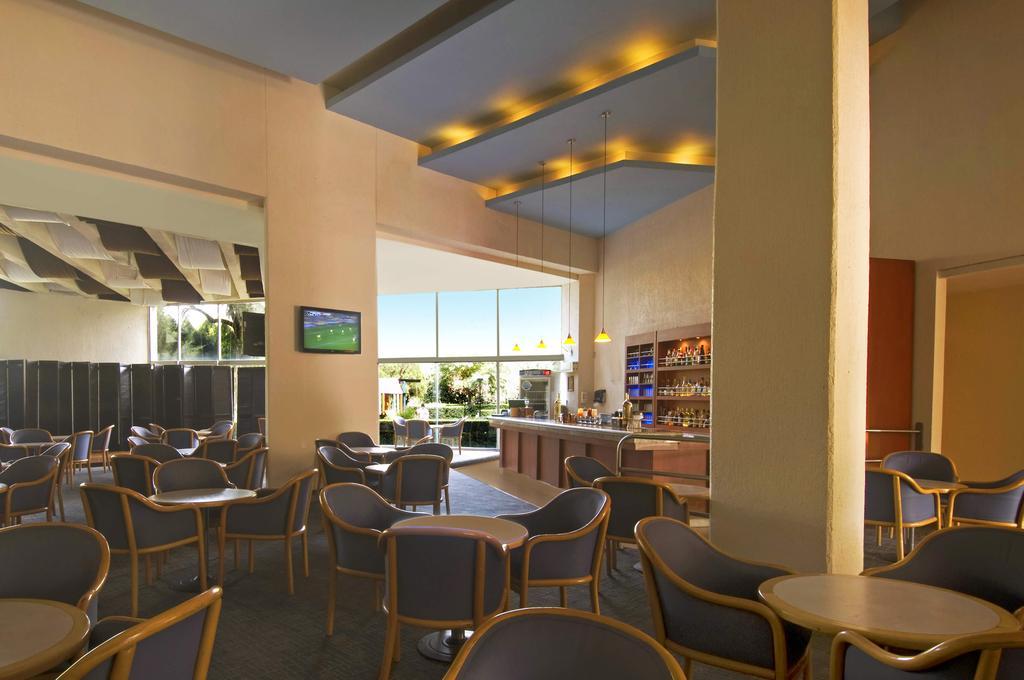 Grand Cantalagua Hotel Morelia, BW Signature Collection Ресторант снимка The Club at Palm Springs International Airport